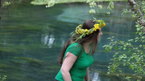Žena češe vlasy na břehu řeky — Stock video
