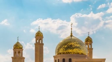 4k Timelapse. Bulutlar üzerinde altın kubbesi cami