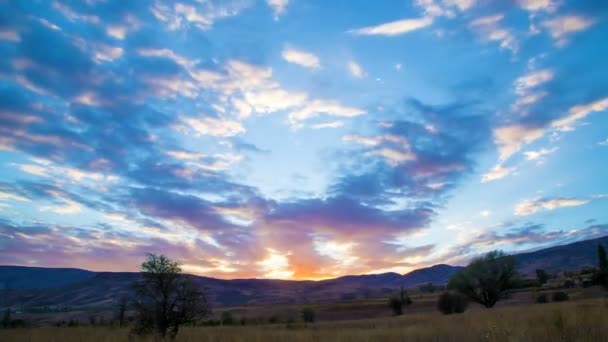 Die Bewegung der Wolken bei Sonnenuntergang in einem Gebirgstal. — Stockvideo