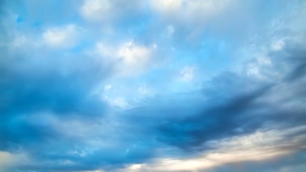 Les nuages de cirrus se déplacent le matin à l'aube 