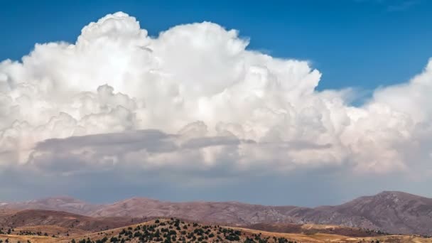 積雲の雲がアフリカの山の上に移動 — ストック動画