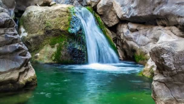 Cascada que fluye por una piedra en un río de montaña — Vídeo de stock