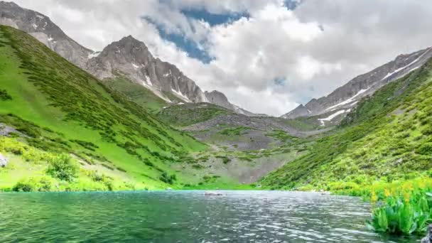 Szybko poruszające się chmury nad turkusowym jeziorem alpejskim — Wideo stockowe