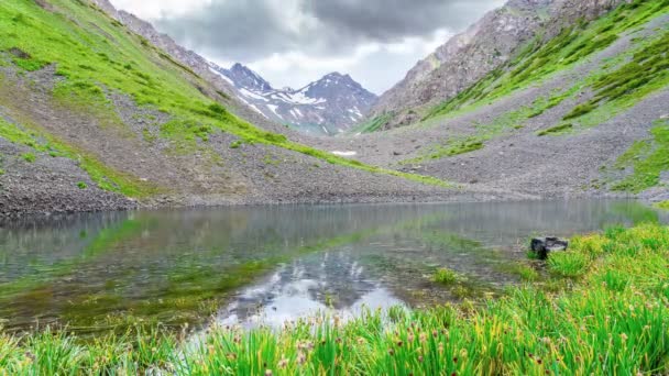 Hermoso lago alpino turquesa — Vídeos de Stock