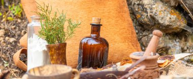 Kırsal yiyecekler doğada güzelce serilmiştir.