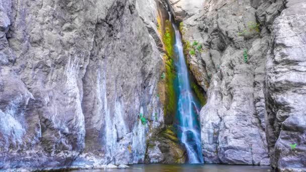 La cascade pittoresque coule dans de beaux jets d'eau des roches viriles — Video