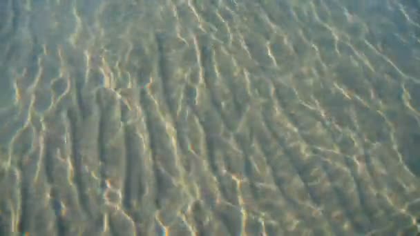 Dune di sabbia senza soluzione di continuità sotto l'acqua vista dall'alto . — Video Stock