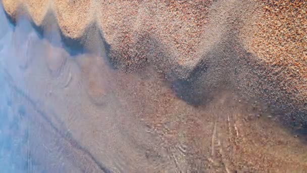 Sable sur la plage est lavé par l'eau transparente de l'océan clair — Video