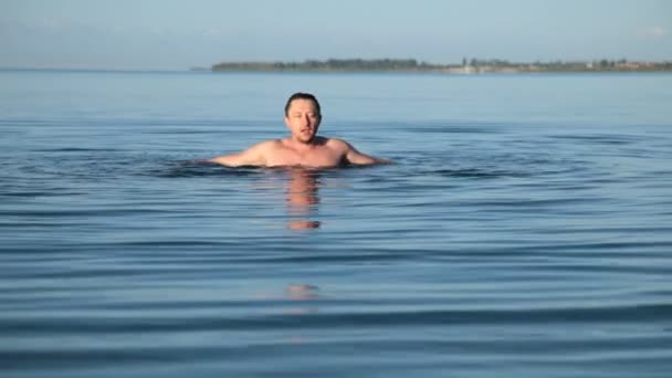 Jeden człowiek nurkuje w morzu — Wideo stockowe