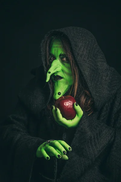 Zlá čarodějnice s shnilé jablko a pavouk na ruce — Stock fotografie