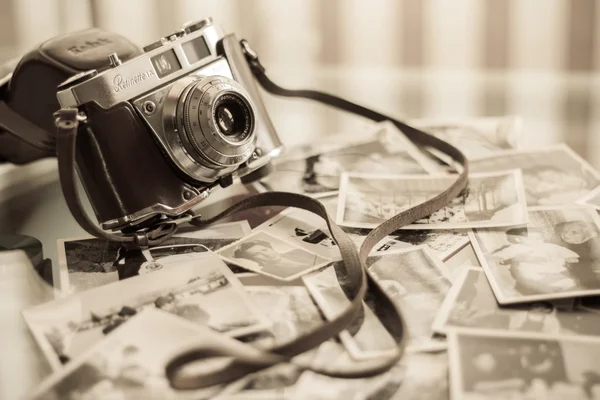 Vintage camera with old pictures — Stock Photo, Image