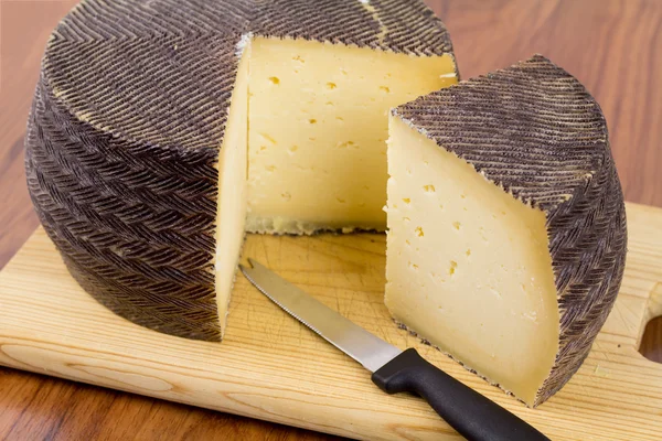 Spanish manchego cheese — Stock Photo, Image