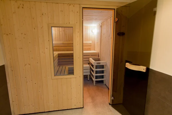 Cam kapı ile ahşap sauna