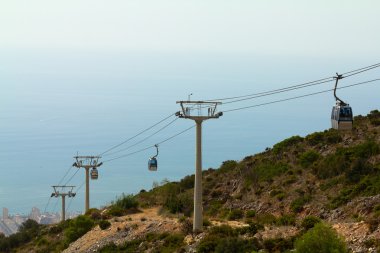 Şehrin deniz kenarında teleferik