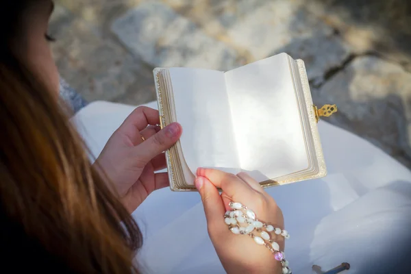 Jovencita leyendo libro de oraciones en blanco — Foto de Stock