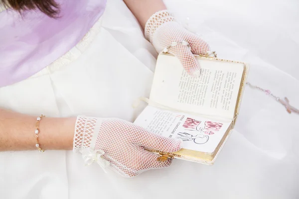 Jovencita leyendo libro de oraciones —  Fotos de Stock