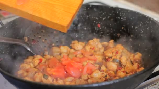 Preparo la paella. Cucina tradizionale spagnola — Video Stock