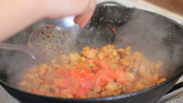 A preparar a Paella. Comida tradicional espanhola — Vídeo de Stock