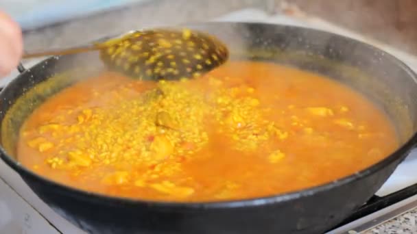 Készül a paella. Spanyol hagyományos étel — Stock videók