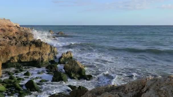 Agua rompiendo en rocas — Vídeos de Stock