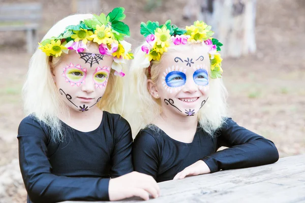 Hermanas gemelas de Halloween sonriendo — Foto de Stock