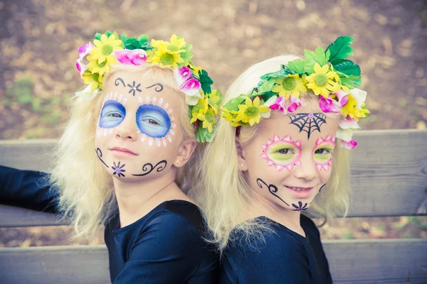 Söta tvillingflickor med socker skalle makeup — Stockfoto