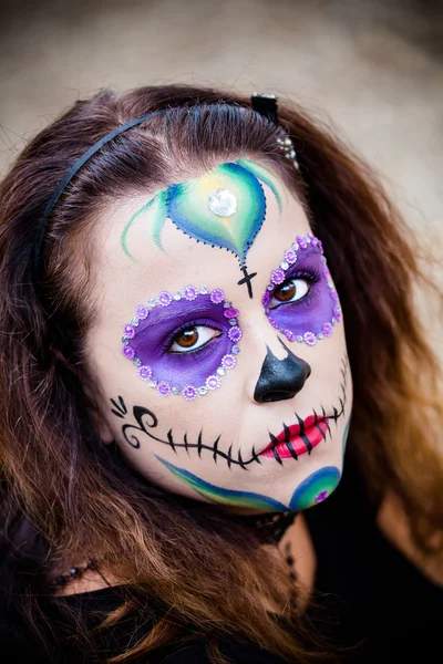 Jonge vrouw met suiker schedel make-up — Stockfoto