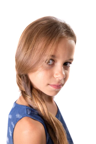 Chica joven con gorra blanca y mirada sobria sentado sobre fondo negro — Foto de Stock