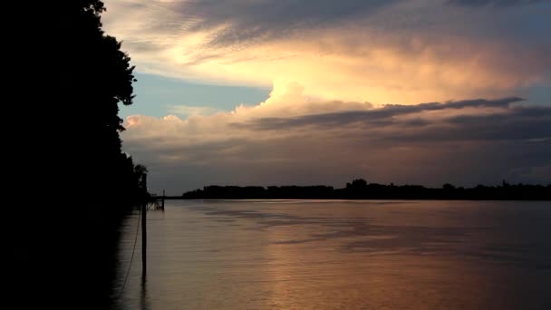 Восход солнца на реке — стоковое видео
