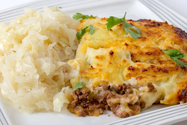Cottage pie and cabbage — Stock Photo, Image