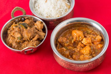 Tavuk köriler ve pirinç