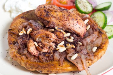 Musakhan sumak tavuk yemek