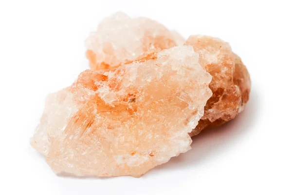 Himalaya salt över vita — Stockfoto