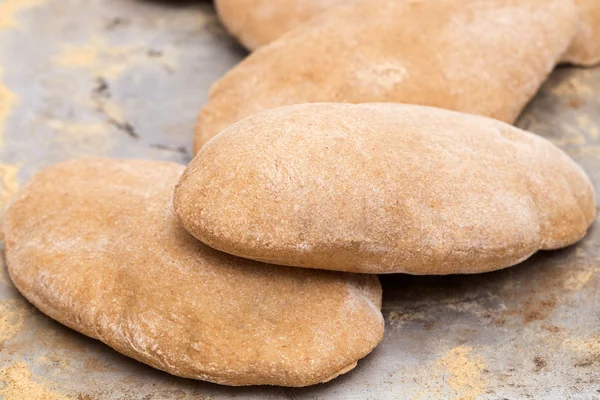 Loaves of puffed homemade Egyptian pita — Stock Photo, Image