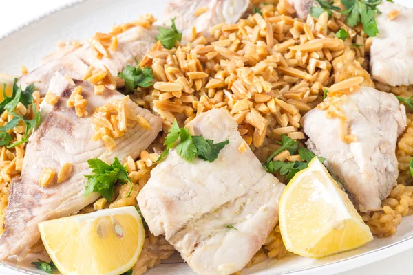 Arroz de pescado libanés y frutos secos de cerca — Foto de Stock