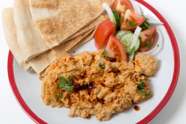 Yukarıda da görüleceği ekmek ve salata ile Çerkez Tavuğu