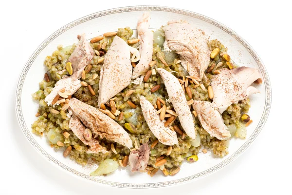 Pollo con frikeh servir plato de arriba — Foto de Stock