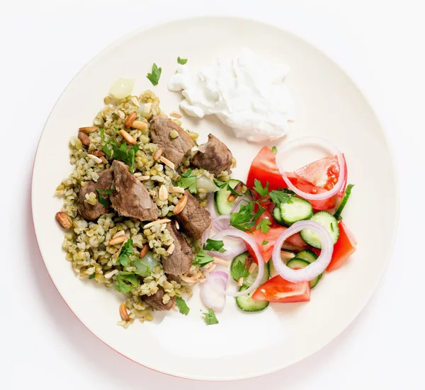 Biff med freekeh måltid från ovan — Stockfoto