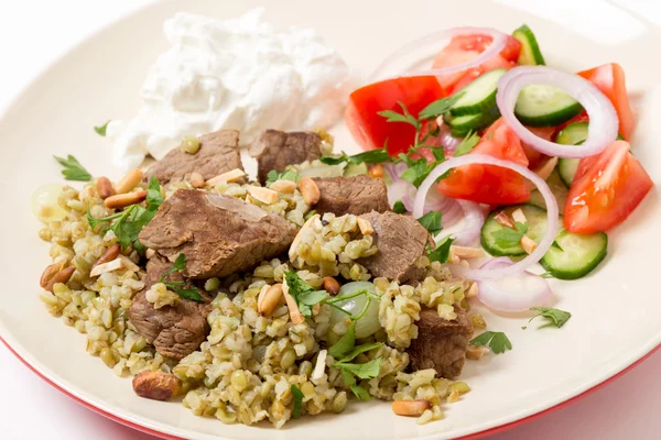 Kokt nötkött med freekeh spannmål — Stockfoto