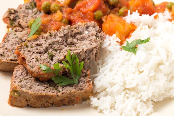 Hackbraten mit Reis Nahaufnahme — Stockfoto