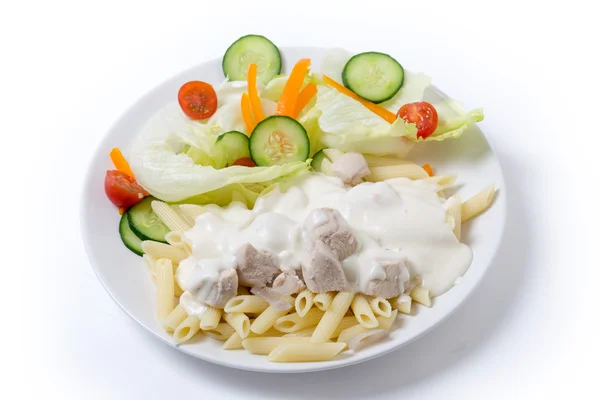 Huhn und Pasta mit weißer Sauce Abendessen — Stockfoto
