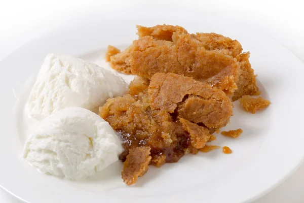 Traditional lemon Sussex pond pudding  and ice cream — Stock Photo, Image