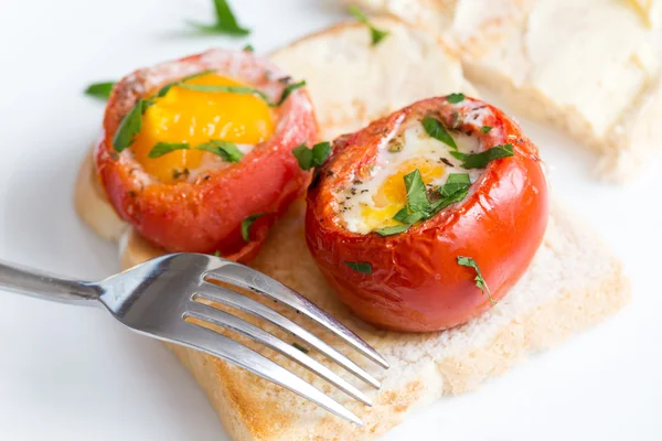 Ovos com tomates em torradas — Fotografia de Stock