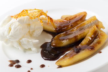 Kızarmış muzlu tatlı yan görünüm