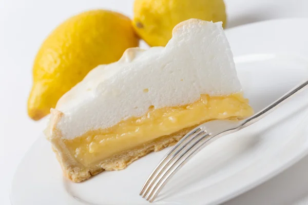 Torta de merengue de limão e limões — Fotografia de Stock