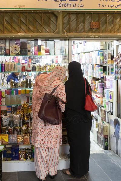 Compradores em souq waqif — Fotografia de Stock