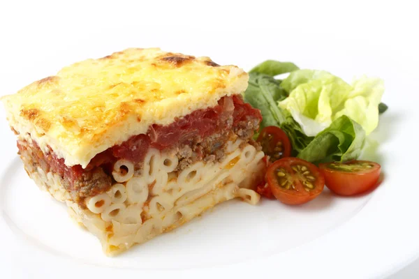 Pastitsio och sallad — Stockfoto