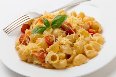 Çatal ile krem ve domatesli makarna