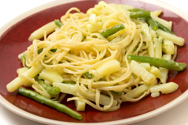 Pasta con patate al pesto e fagioli — Foto Stock