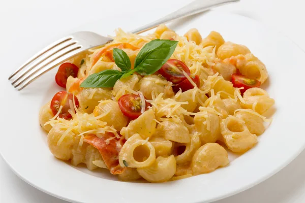 Cream and tomato pasta with fork — Stock Photo, Image